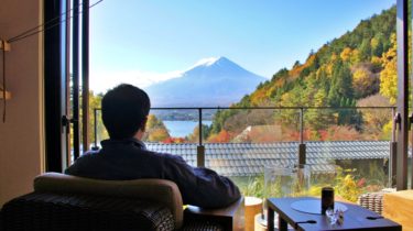 【ふふ河口湖】泊まって、冠雪の絶景富士山と真っ紅な紅葉街道散策の旅。行ってきました。　