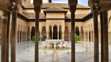 【グラナダ①】イスラムがイベリア半島を支配した時代の最高傑作「アルハンブラ宮殿」。多彩な技法を駆使した壁面装飾の美しさは絶景。