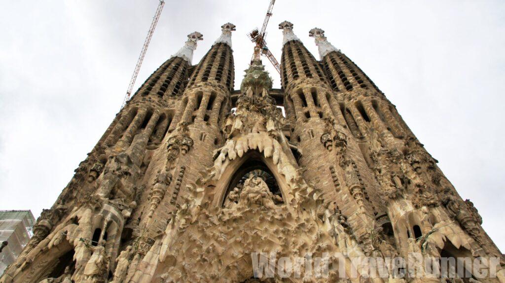 バルセロナ サグラダファミリアの生誕のファサードの鐘塔に登り ガウディ作品を堪能する World Traverunner 世界一周