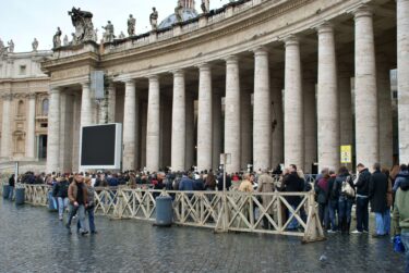 【秘密の近道】バチカンで大人気🤩大行列のサンピエトロ大聖堂に並ばずに入場できる💨 秘密の『どこでもドア』教えます
