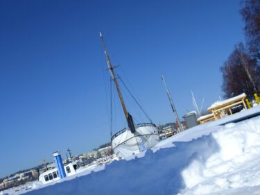 【ユヴァスキュラ③】凍結して雪原になった真っ白い湖を歩いて渡る🐾青い空に煌めく樹氷も見つけました⛄