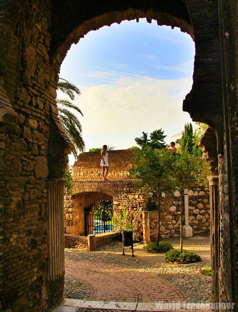 マラガ アンダルシアに沈む夕陽が赤く染めた旧市街は 昼間とは違った素敵な顔を見せ始めます World Traverunner 世界一周