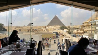 クフ王のピラミッドに新空間発見！話題のスフィンクスの尻尾！ケンタッキーより絶景のレストランも紹介！