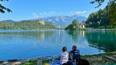 エメラルドグリーンの澄み切った湖に浮かぶ小さな島と白い教会、「アルプスの瞳」とも称される程の美しいブレッド湖。