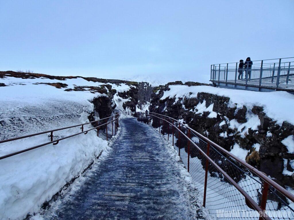 氷河の下にある青の絶景「クリスタル・ケイブ」を冒険したい！大噴火の