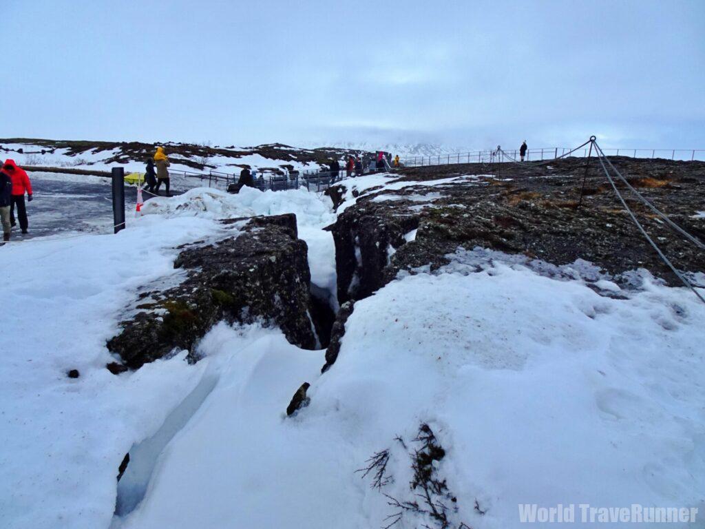 氷河の下にある青の絶景「クリスタル・ケイブ」を冒険したい！大噴火の