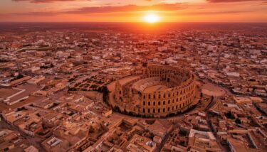 北アフリカのチュニジア中部の平原に突如として現れる黄金色の巨大遺構『エルジェムの円形闘技場』